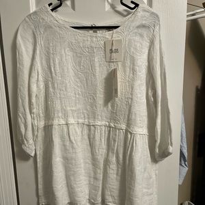 Ladies new with tags linen top.  Awesome top